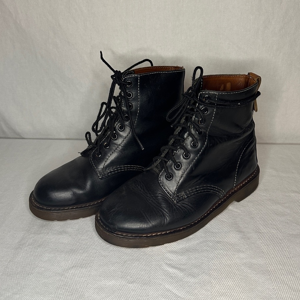 Black Dr. Martins “Docs” Combat Boots Men’s Size 7 - missing loop on one shoe